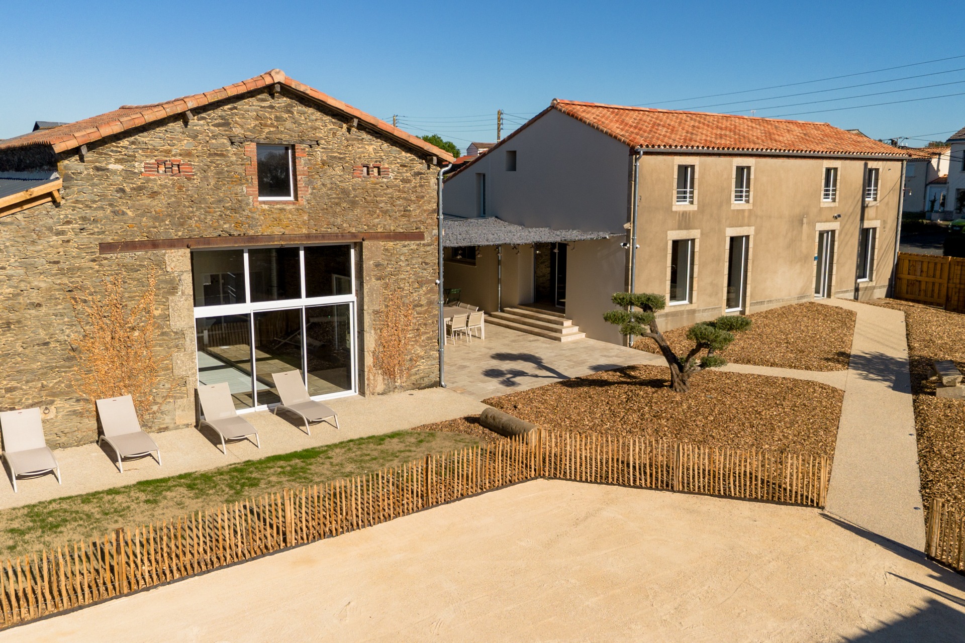 gîte avec grand jardin Vendée,gîte avec terrasse Vendée,gîte avec cuisine extérieure,location avec terrain de 6 000 m²,gîte avec beach-volley Vendée